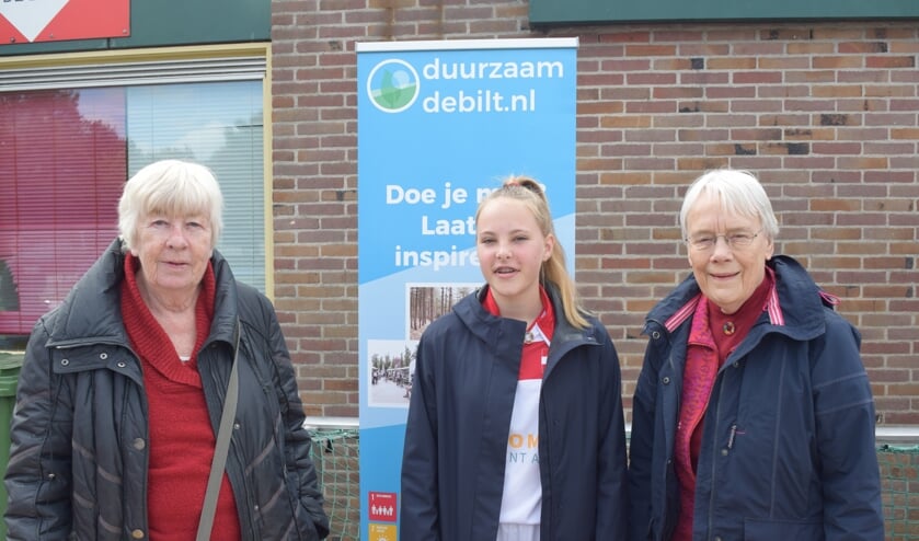 V.l.n.r. Truus te Pas en Fieke Faber met in het midden een Wereldwinkelstagiaire.