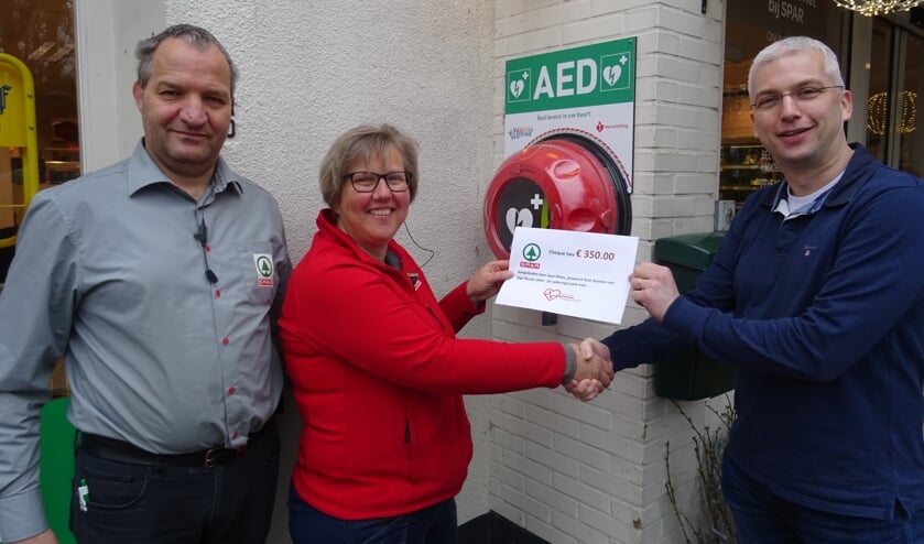 Jan en Klarinda Mons van Supermarkt Spar Mons overhandigden begin februari jl. een cheque van 350 euro aan voorzitter Jan Maurits de Beij van de stichting Hartslag De Bilt; gedurende enkele maanden konden de klanten van Spar Mons hun lege flessen inleveren en het statiegeld doneren aan de stichting.