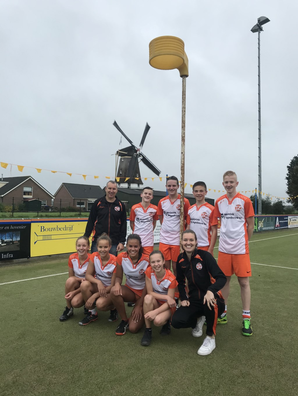 Na een spannende poulefase speelde Tweemaal Zes B2 afgelopen zaterdag hun kampioenswedstrijd tegen DOS Westbroek. Na een vliegende start werd de voorsprong niet meer uit handen gegeven en de wedstrijd uiteindelijk gewonnen met 4-13. v.l.n.r. boven (coach) Paul Meerstadt, Erik Top, Jorik Meijerink, T