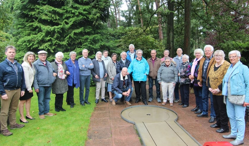 De toernooideelnemers met vooraan gehurkt winnaar Bram Hund en op de linker flank baaneigenaar Erik Polders naast wethouder Madeleine Bakker.