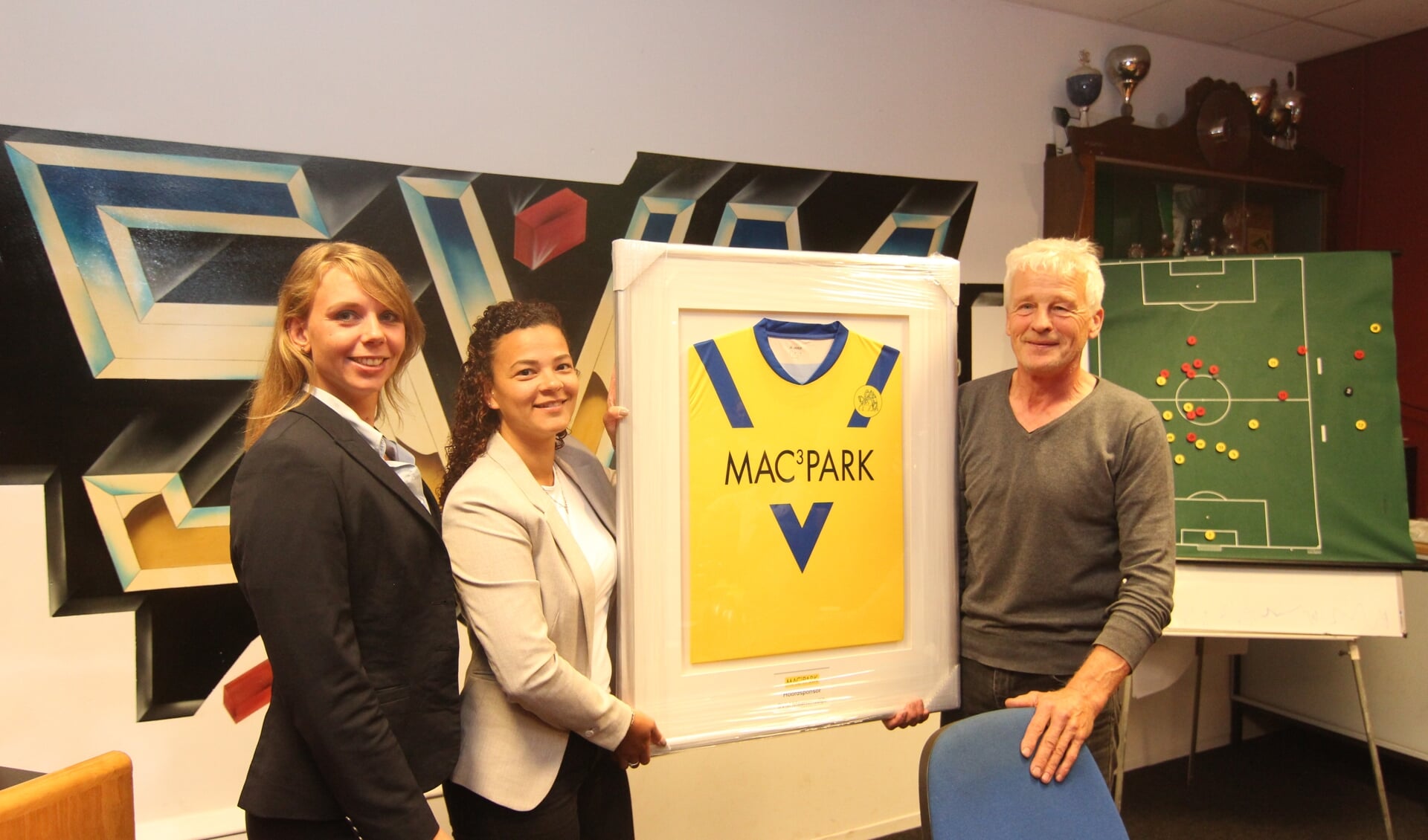 Zaterdag 28 september werd het nieuwe voetbaltenue van SVM Maartensdijk overhandigd aan de hoofdsponsor MAC³PARK.