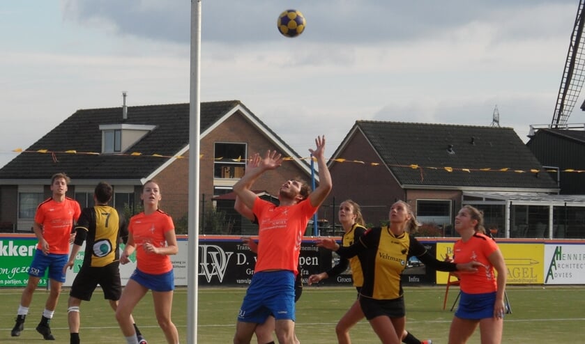 DOS (W) in het oranje-blauwe tenue heeft meer korfballend vermogen dan de Kampense naamgenoot..