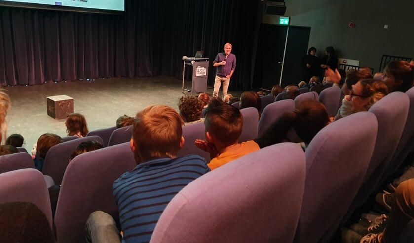 Biltse scholieren luisteren aandachtig naar het verhaal over het klimaat.