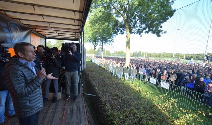 Hans Brug, directeur-generaal van RIVM spreekt de 7.000 boeren toe.