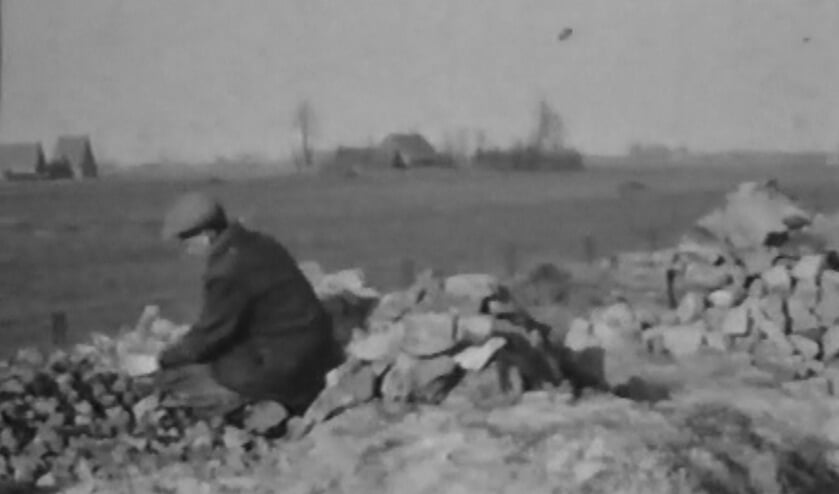 Bestrating 1947.jpg Bestrating (Kerkeindsche Vaartdijk) in 1947. (foto uit het archief van Wout van Winssen)