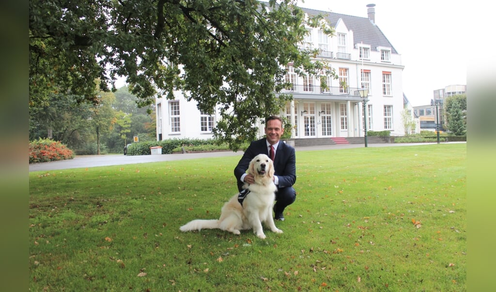 Burgemeester Sjoerd Potters: ‘Hulphond Nederland helpt mensen met een fysieke of geestelijke zorgvraag door de inzet van een hulphond'. [foto Henk van de Bunt] 