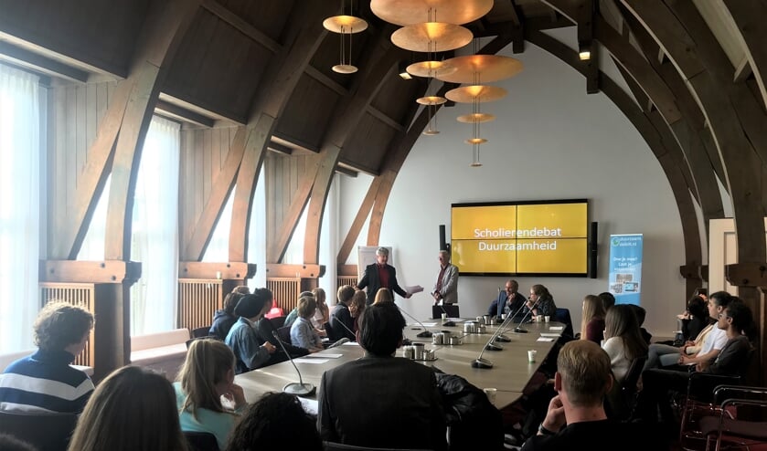 Het scholierendebat in de oude raadszaal van Jagtlust.