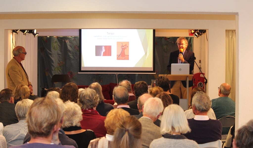 Ebbe Rost van Tonningen tijdens een lezing over zijn boek over 20 jaar lokale politiek in de gemeente De Bilt