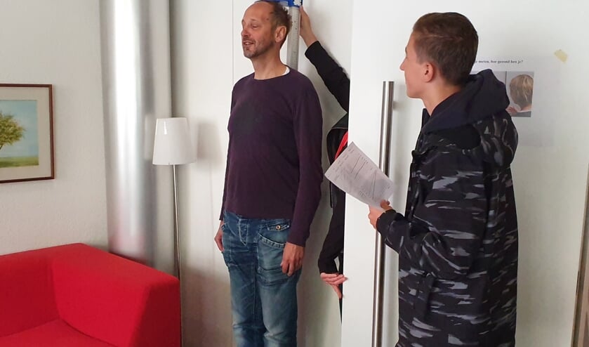 Testen op bloeddruk, BMI, gewicht en lengte.