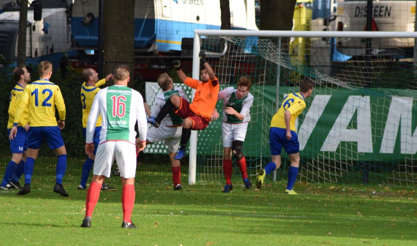 De uitstekend keepende Boris doet er alles aan om zijn goal schoon te houden. (foto Nanne de Vries)
