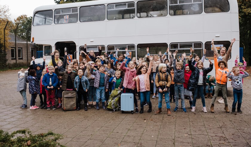 Verkleed als reizigers sluiten leerlingen van obs De Kievit de kinderboekenweek af met een rondrit in een Londense dubbel-dekker.