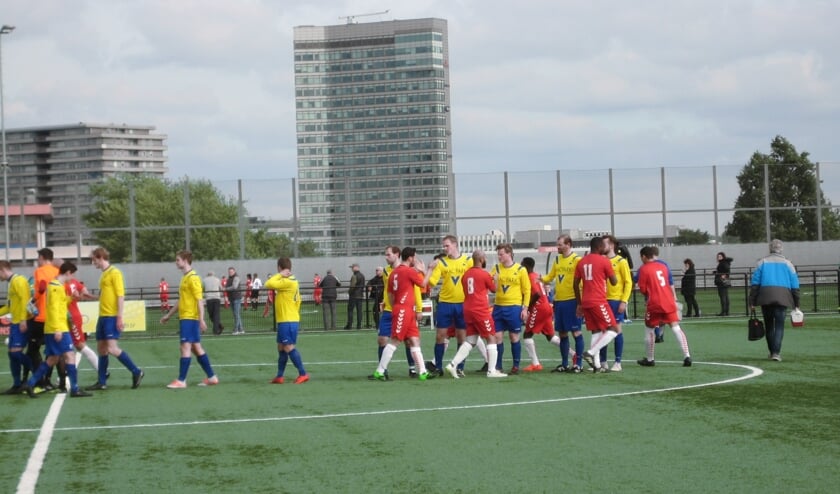 De opkomst van de beide teams: Faja Lobi - KDS speelt op sportpark Aziëlaan; een uniek sportcomplex gelegen op het dak van de parkeergarage (van Ikea), in de wijk Kanaleneiland. (foto Adrie de Vries)