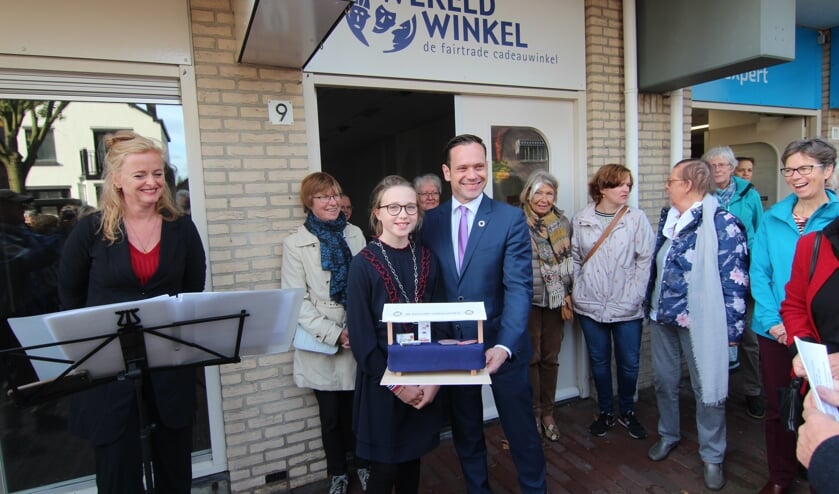 Twee burgemeesters onderweg met de kraam van Hessenhof 9 naar Hessenweg 168.