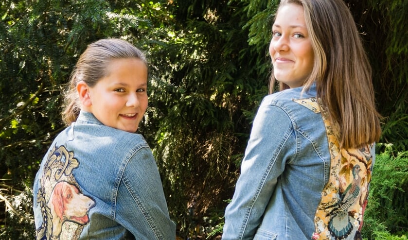 Carlijn en Juul, twee leerlingen van het Nieuwe Lyceum, tonen kleding van het Recycle Lab dat zich specialiseert in een duurzaam restylen van kleding. (foto Maaike Hennekam)