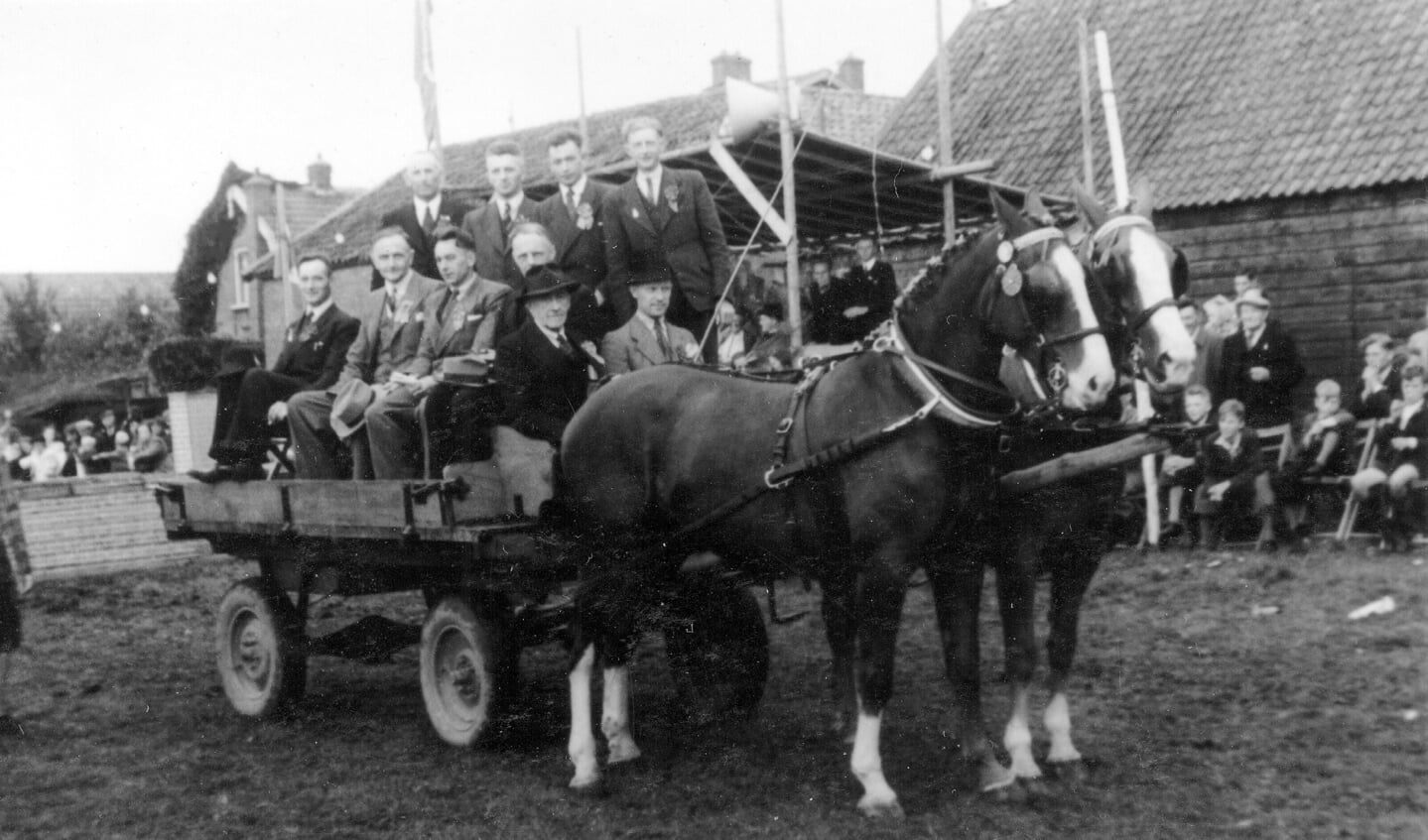 Bestuur Oranjefeest 1947 met paard en wagen. (foto uit het archief van Wout van Winssen)