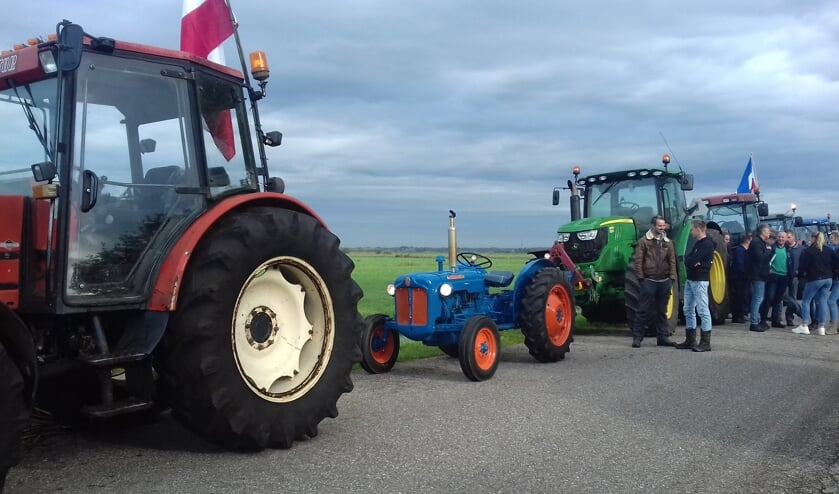 Boeren verzamelen zich voor hun protestrit naar het provinciehuis. Woensdag 15 oktober wordt er door de boeren bij het RIVM geprotesteerd..