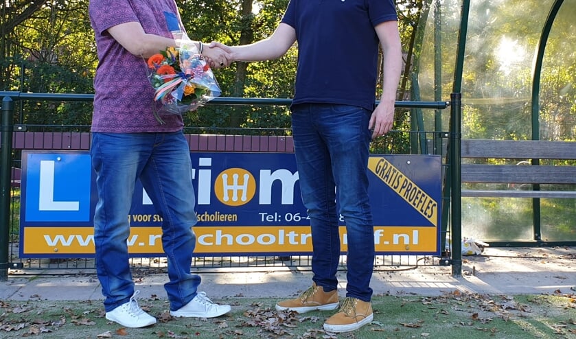 Eigenaar Dirk van Leeuwen (l) met Steven Bakker (r) namens de Sponsorcommissie van Nova.
