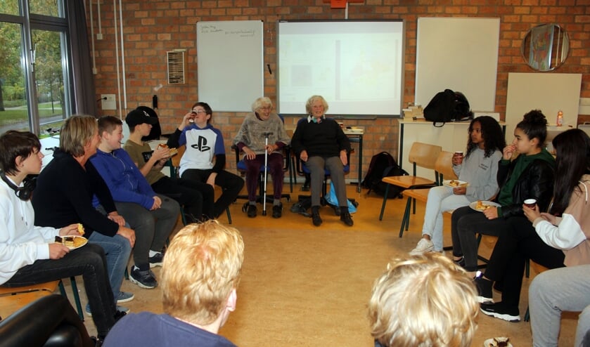 Tijdens ‘verhalendag’ vertellen Greetje en Trine hun oorlogsverhalen aan de klas.