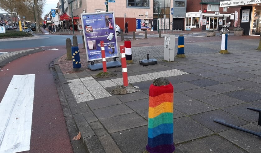 Aangeklede paaltjes sieren de hoek Hessenweg/Looydijk.