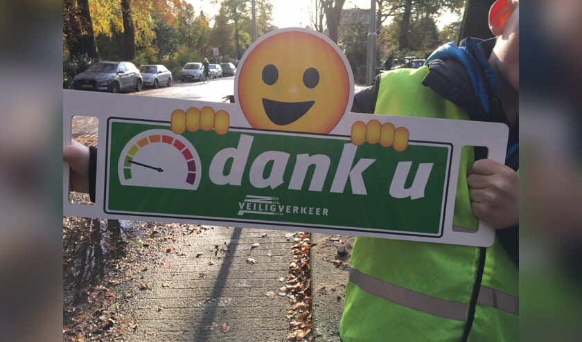 Leerlingen bedanken automobilisten voor hun verkeersgedrag.