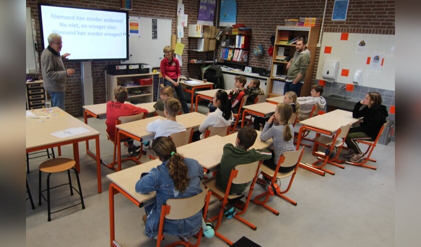Een tekst als: 'Niemand kan zonder anderen! Nu niet, en vroeger niet; Niemand kan zonder vroeger!' verbaast niet uit de mond van hen, die enthousiast met de geschiedenis omgaan.