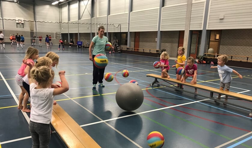 In de sportspeeltuin van Irene worden er wekelijks leuke spelletjes gedaan.