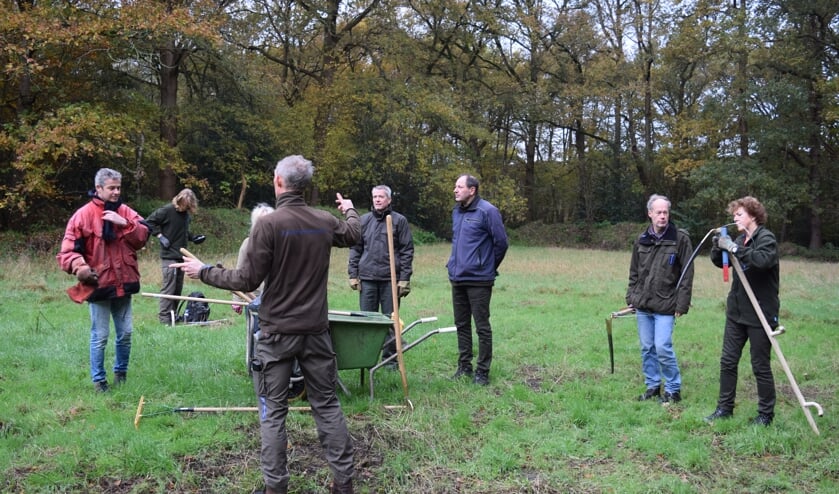 Vrijwilligers maaien met de zeis op Landgoed Einde Gooi, Een zeis is een landbouwhandwerktuig om grassen, graan of ruigte te maaien. Tijdens het maaien wordt het mes regelmatig gescherpt met een strekel om het scherp te houden.