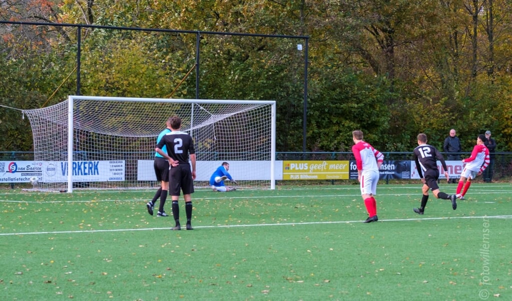 Marcel Melissen scoort de 1-0 (foto Willemsen).