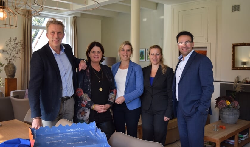 Tijdens zijn afscheid van P&O partners haalde Michiel Koning (l) een mooi bedrag op.