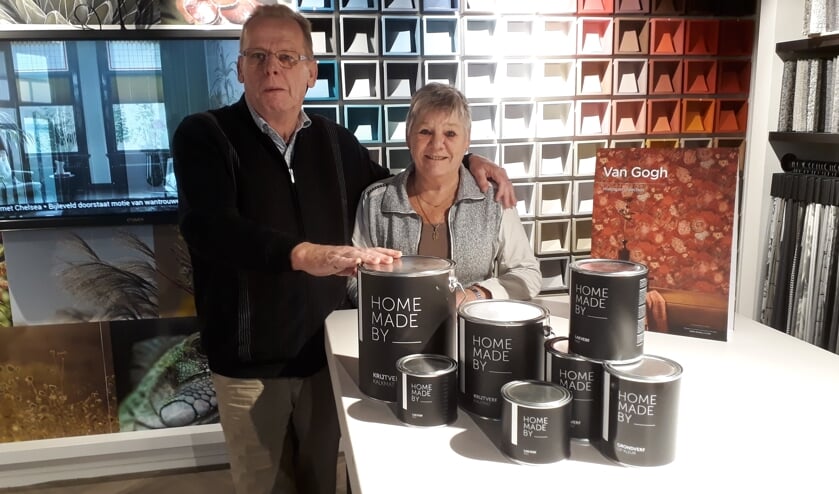 Hans en Wilma Visser bieden op Black Friday hun huismerk verf extra aantrekkelijk aan.