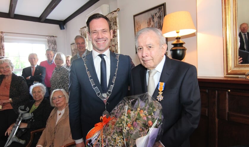 In Lage Vuursche is de bekende forensisch tandarts Erich Ruiter door burgemeester Sjoerd Potters geridderd tot Officier in de Orde van Oranje-Nassau.