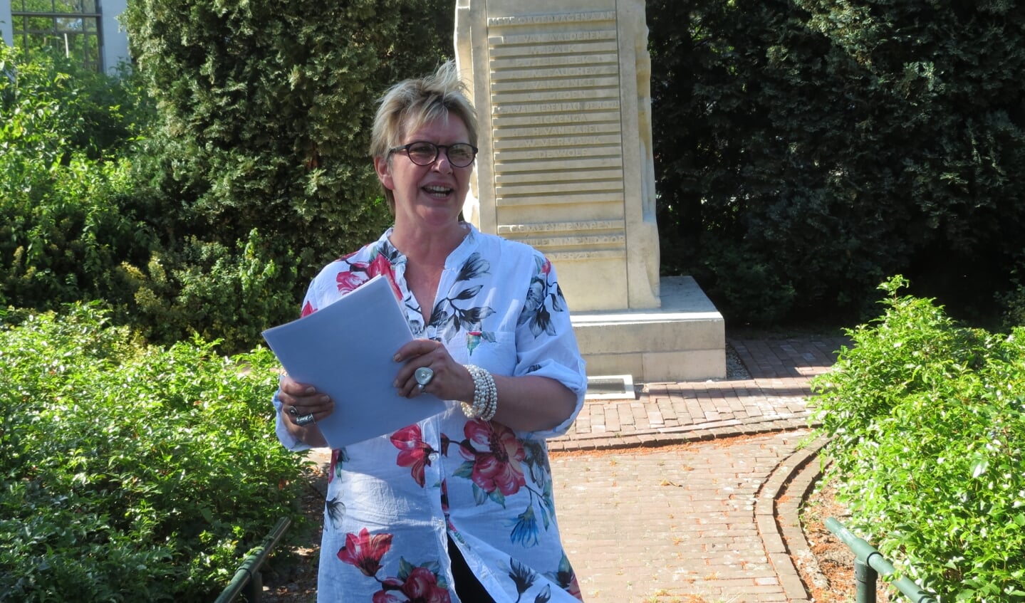 Kunstenares Iris van Haaren draagt in 2018 bij het monument bij Jagtlust het door haar geschreven gedicht ‘Tot bloei komen’ voor. [foto Guus Geebel]