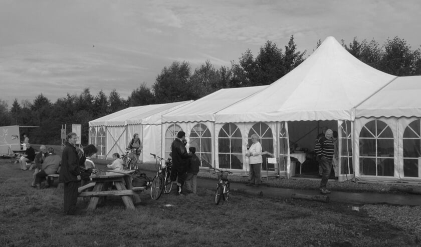 De tent van het Utrechts Landschap bij de Hooge Kampse Plas en de bezoekers op zondag 26 september 2004.