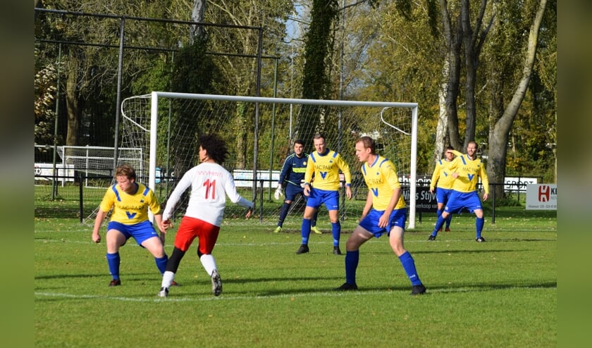 SVM wint met ruime cijfers en verdedigt met 6 man tegen één. (foto Nanne de Vries)