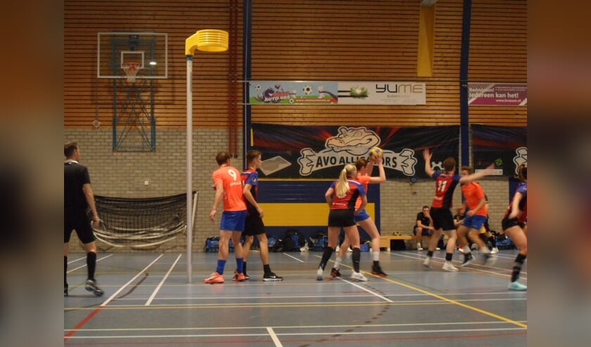 In de sporthal in Assen speelt AVO in een hal met een andere ondergrond dan gebruikelijk.