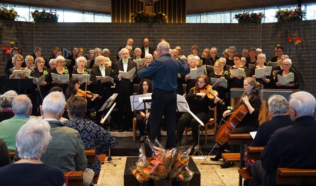 In een volgepakte Sint Maartensdijk zingt AZM haar jubileumfeest.