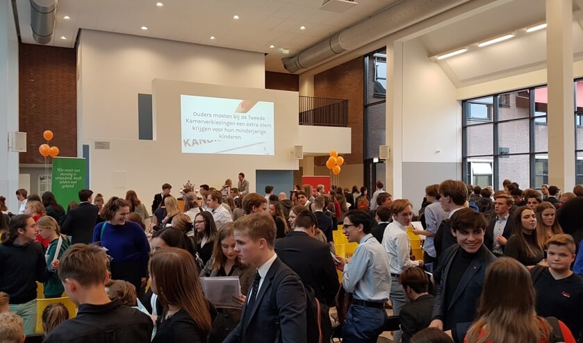 Een overvol Lyceum debatteert er op los.