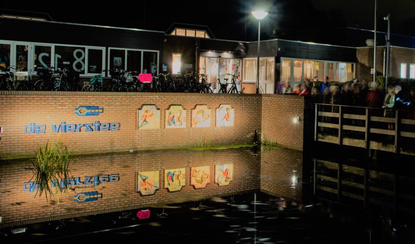 Vol belangstelling wordt toegekeken hoe de verlichting het kunstwerk verlicht. (foto Henny van der Heyden)