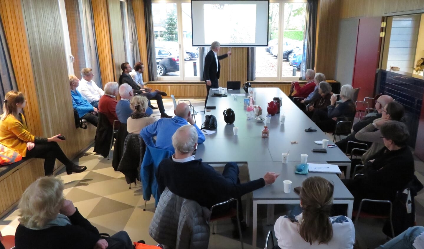 Informatiebijeenkomst in  het Dorpshuis. (foto Adri Gerssen).
