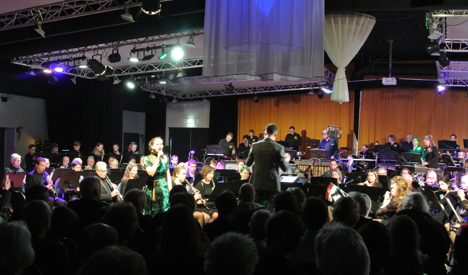 Het Groot Harmonieorkest en Iris Verhoek.