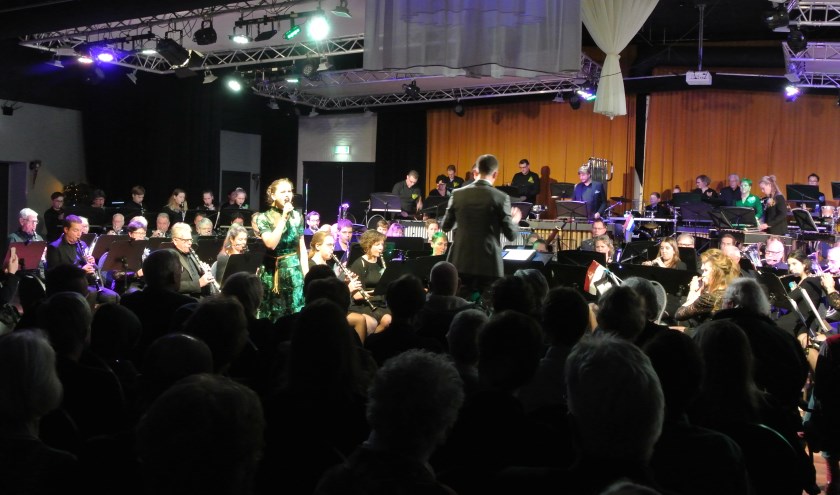 Het Groot Harmonieorkest en Iris Verhoek.