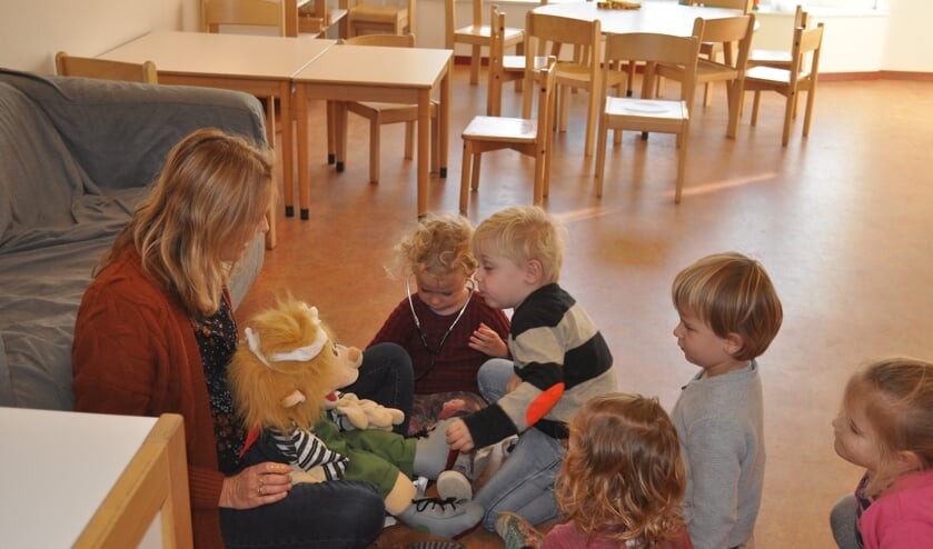 Emiel is gevallen, de peuters verzorgen hem, thema Ziek en Gezond.
