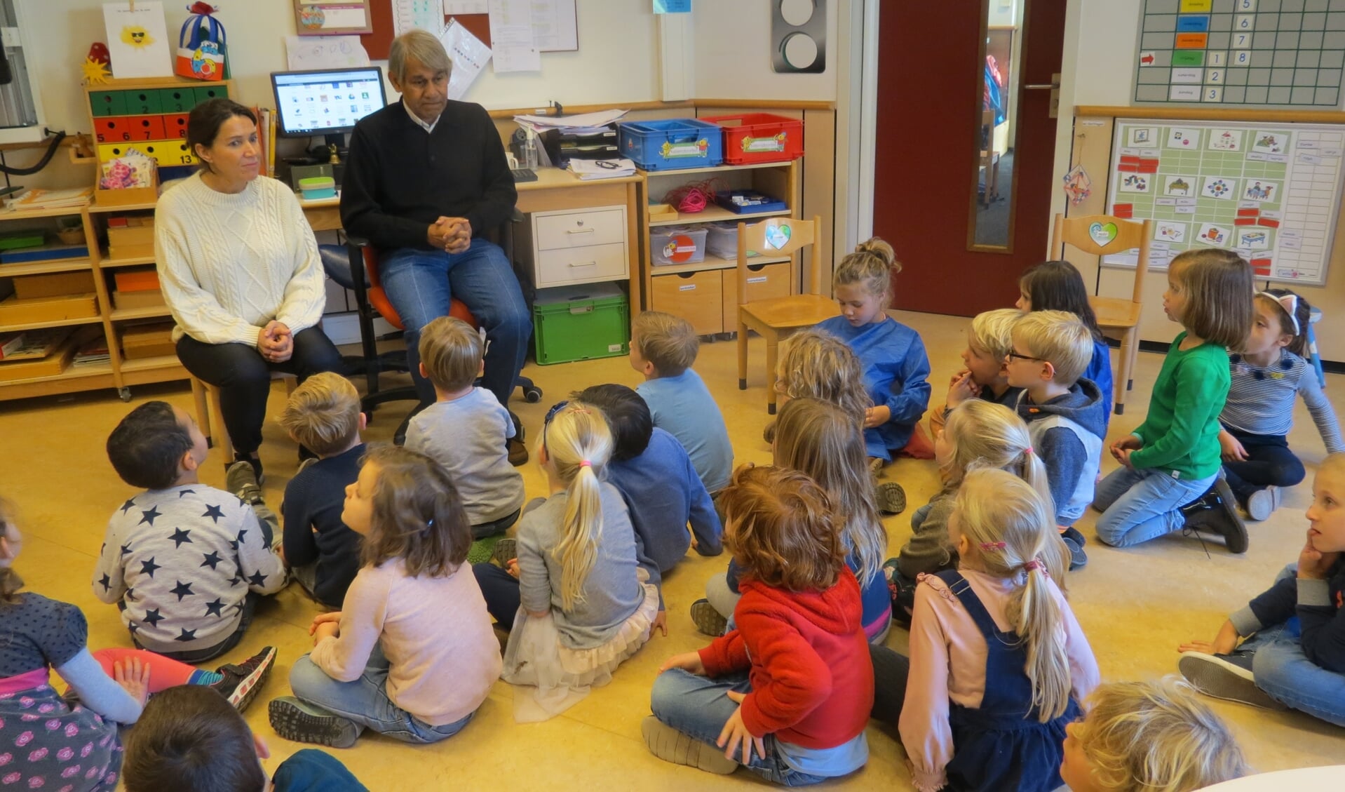 Dr. Kabir Roy Chowdurry in de klas van juf  Gabriëlle Caelen.