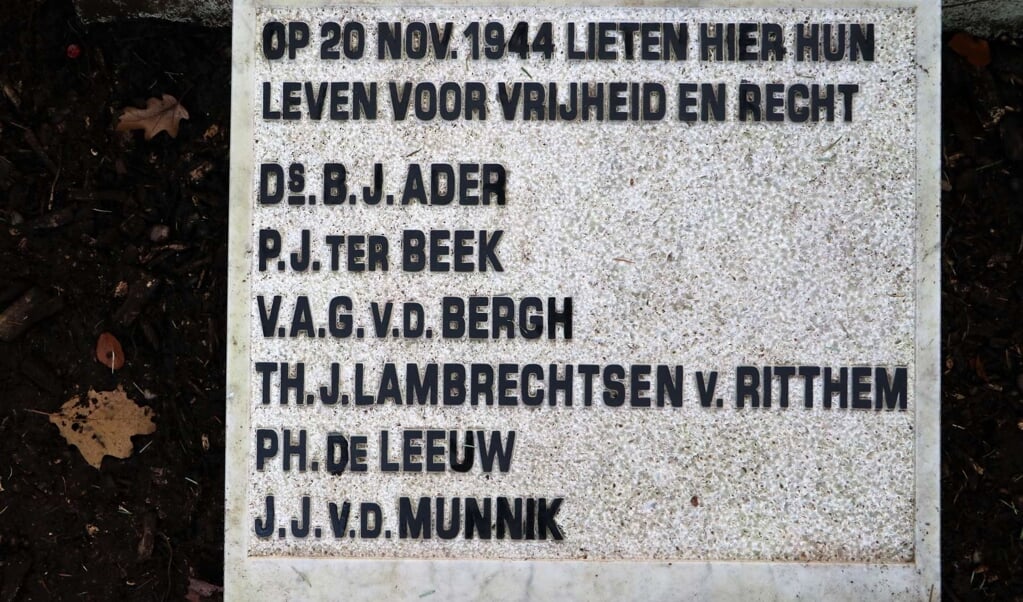 De namen van Pieter ter Beek en Philip de Leeuw (verzetshelden uit Bilthoven) staan op het Veenendaalse monument vermeld. (foto Donald Noorhoff) .