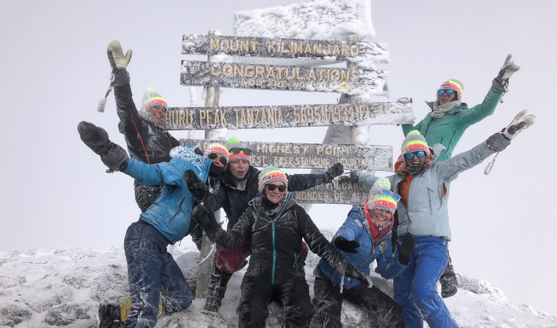 Zaterdag 12 oktober bereikten Christel, Su, Nienke, Cindy , Annelieke, Corine en Floor de top van de 5.895 meter hoge Kilimandjaro. De hoogste berg van Afrika. 