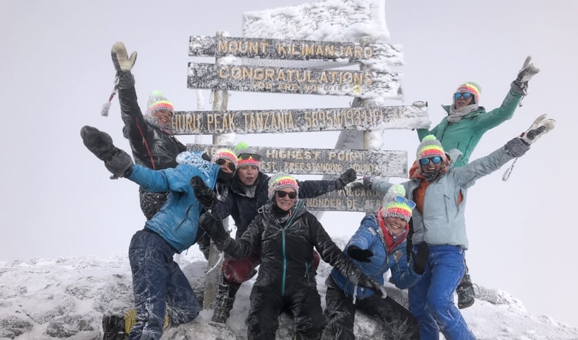 Zaterdag 12 oktober bereikten Christel, Su, Nienke, Cindy , Annelieke, Corine en Floor de top van de 5.895 meter hoge Kilimandjaro. De hoogste berg van Afrika.