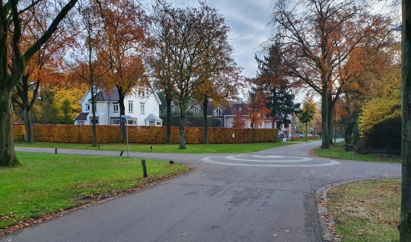 Hier ligt geen verkeersdrempel, waardoor automobilisten te hard rijden.
