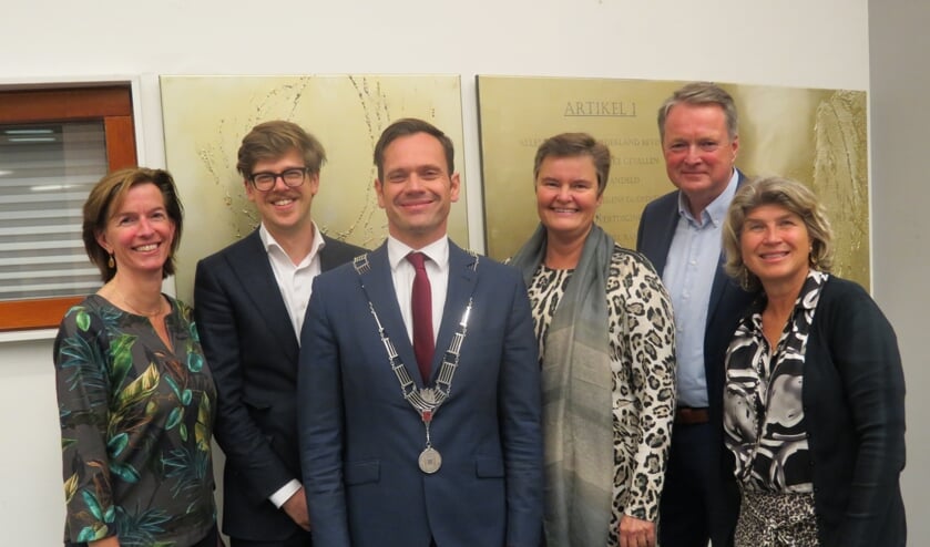 V.l.n.r. waarnemend gemeentesecretaris Esselien de Leeuw, wethouder Dolf Smolenaers, burgemeester Sjoerd Potters en de wethouders Anne Brommersma, André Landwehr en Madeleine Bakker.