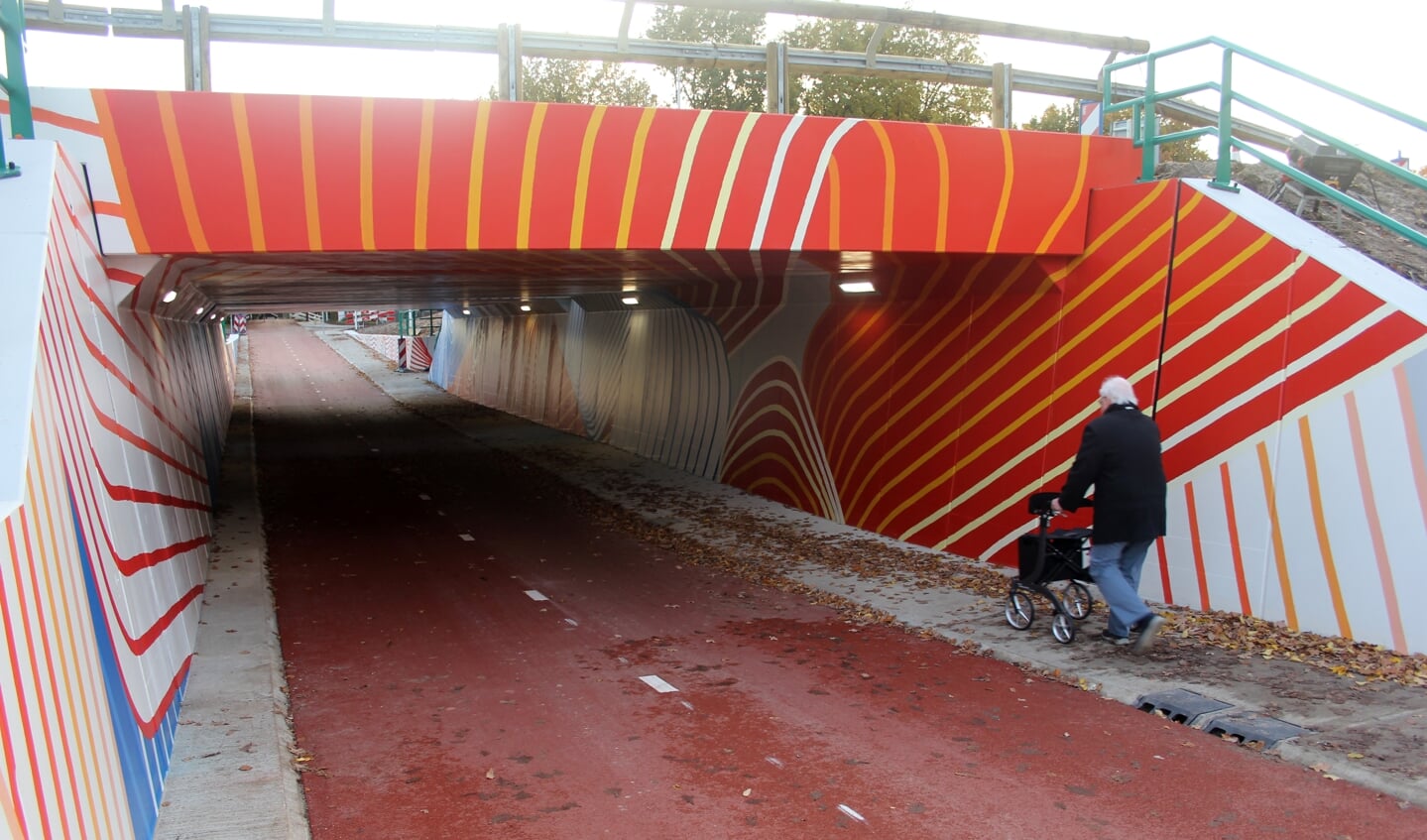 Vanaf donderdag 7 november mochten de eerste fietsers en voetgangers door het tunneltje. Een week later is de officiële opening. [foto Reyn Schuurman]