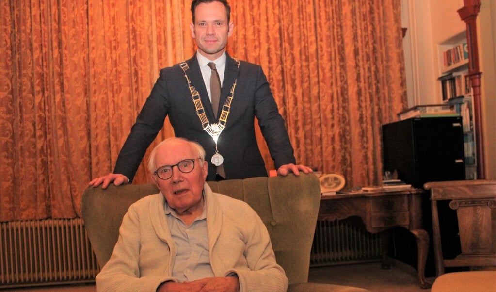 HvdB Boetz VK.jpg Burgemeester Sjoerd Potters kwam maandag 25 november Rutger Wessel Baron van Boetzelaer persoonlijk gelukwensen met zijn 101ste verjaardag twee dagen eerder.